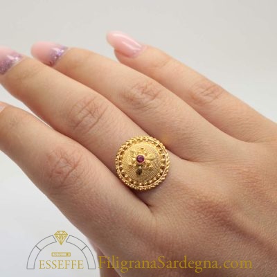 Anello bottone in filigrana d'oro con rubino naturale