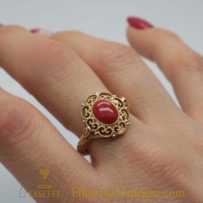 Anello in argento dorato con corallo