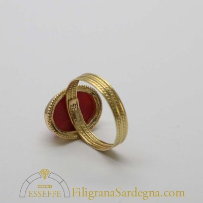 Anello in oro con corallo e filigrana sul castone e sul gambo