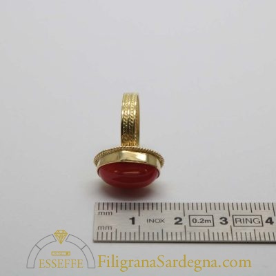 Anello in oro con corallo e filigrana sul castone e sul gambo