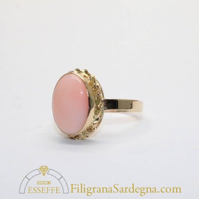 Anello in oro con corallo rosa e torchon