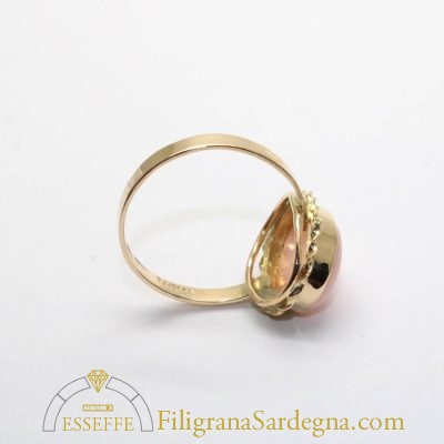 Anello in oro con corallo rosa e torchon