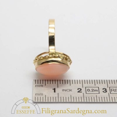 Anello in oro con corallo rosa e torchon