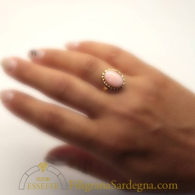 Anello in oro con corallo rosa e torchon