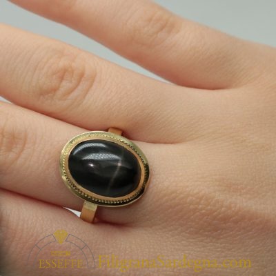 Anello in oro con diopside stellato