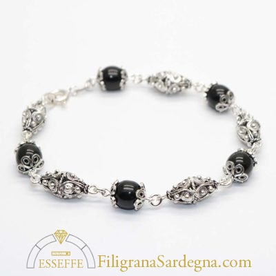 Bracciale con onici e elementi in filigrana brunita