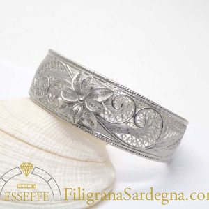 Bracciale rigido in filigrana d'argento con fiore