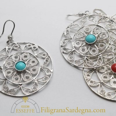 Orecchini pendenti in filigrana d'argento con corallo o turchese
